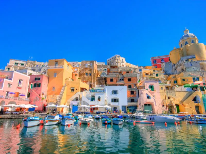 come arrivare a procida da napoli