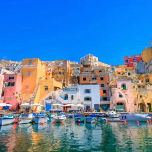 come arrivare a procida da napoli